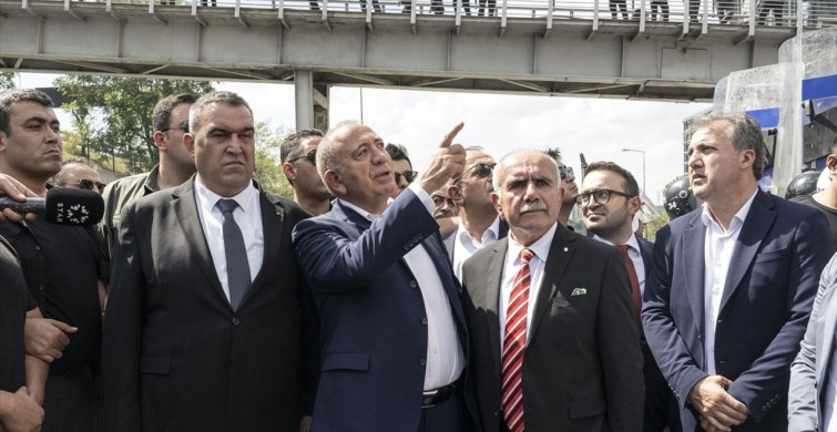 Gürsel Tekin, CHP İstanbul İl Başkanlığı Önünde Açıklamalarda Bulundu
