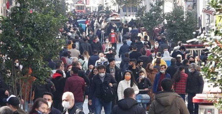 Güzel Havanın Etkisiyle İstiklal Caddesi Ve Sahillerde Yoğunluk Oluştu