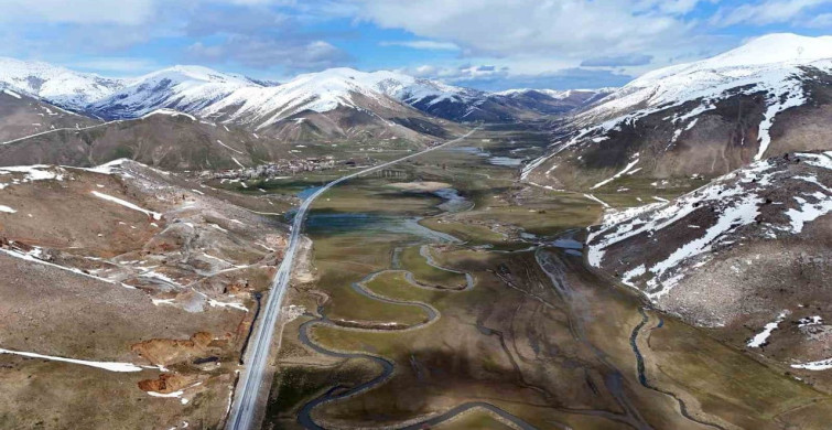 Güzeldere Menderesleri Baharın Renkleriyle Yeniden Canlandı
