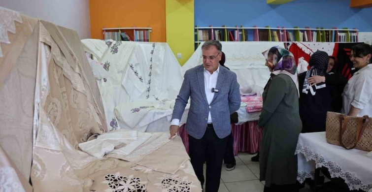 Hacılar'da Yılsonu Sergisi Ziyareti: Başkan Özdoğan Eserleri İnceledi