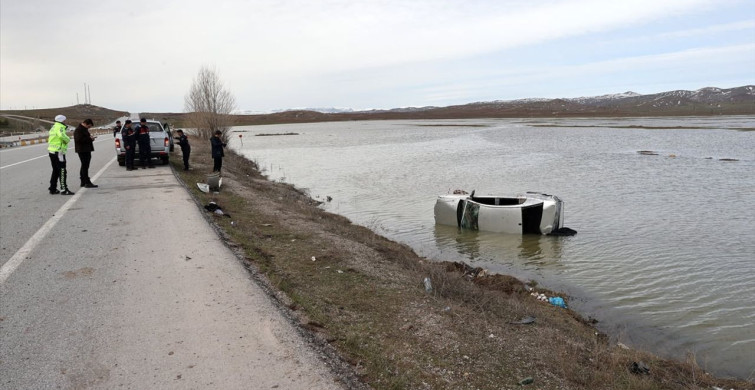 Hafik'te Su Birikintisine Devrilen Araçta Sürücü Yaralandı