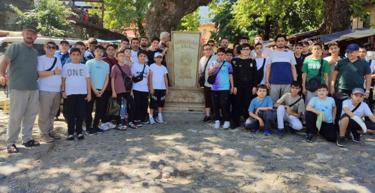 Hafızlık eğitimi tamamlayan öğrenciler tarihi mekânları ziyaret etti
