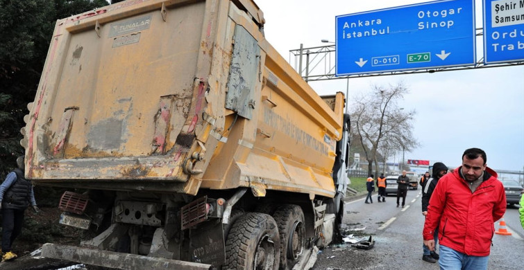 Hafriyat Kamyonu Devrildi, Ordu-Samsun Yolunda Ulaşım Aksadı