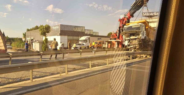 Hafriyat kamyonu refüje girdi, Bursa-Karacabey kara yolunda trafik yoğunluğu oluştu