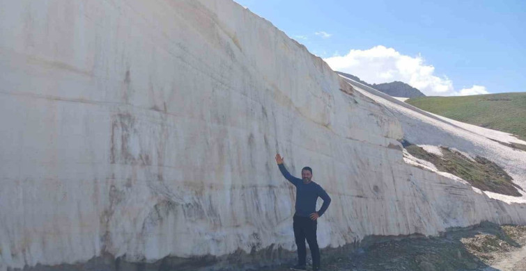 Hakkari Berçelan Yaylası'nda Yaz Mevsiminde Kar Yığınları