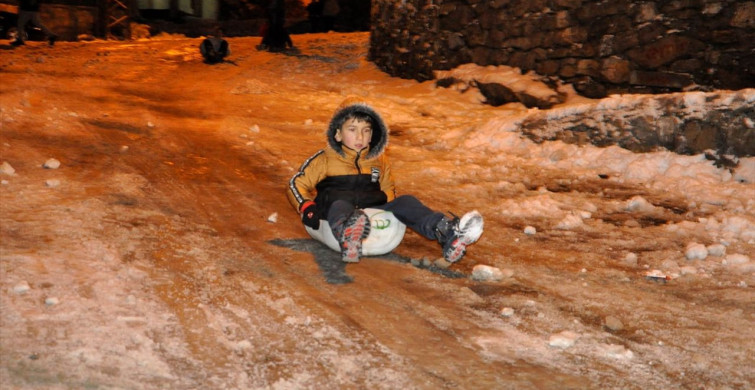 Hakkari Çukurca'da Çocuklar Kar Eğlencesi Yaşadı