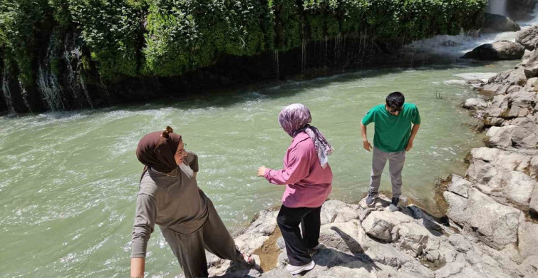 Hakkari Kaval Şelalesi'nde sıcak havalar nedeniyle yoğunluk artıyor