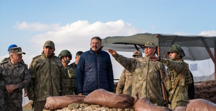 Hakkari Valisi ve 2. Ordu Komutanı Sınır Üslerini Ziyaret Etti
