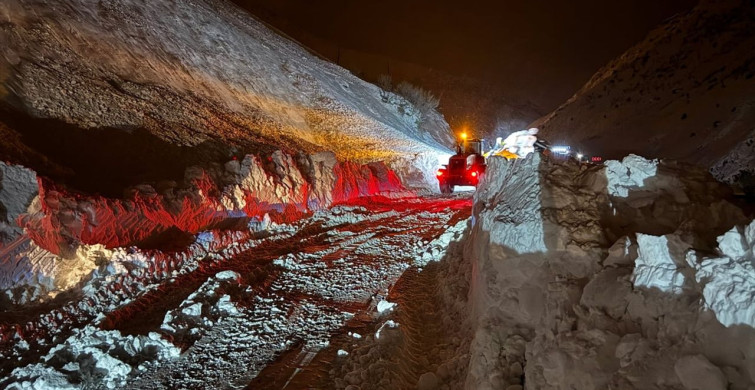 Hakkari-Van Kara Yoluna Düşen Çığ Temizlendi
