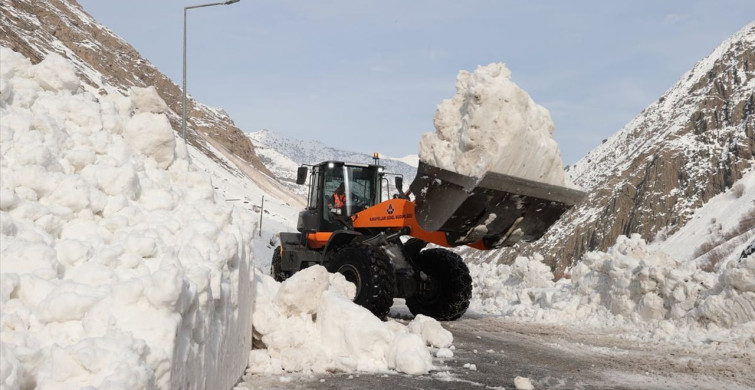 Hakkari-Van Kara Yolundaki Çığ Temizliği Tamamlandı