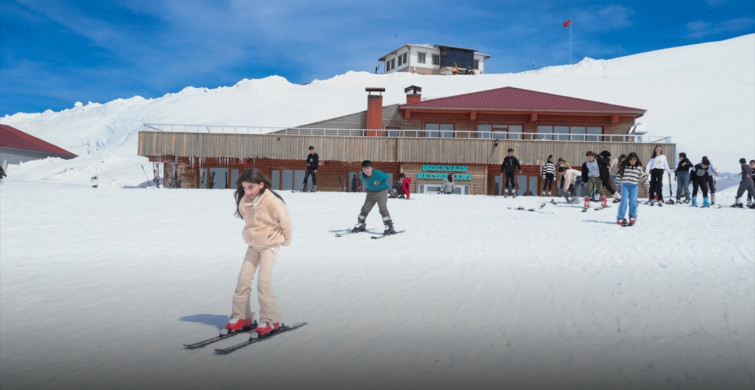 Hakkari’de bahar aylarında da kayak keyfi sürüyor