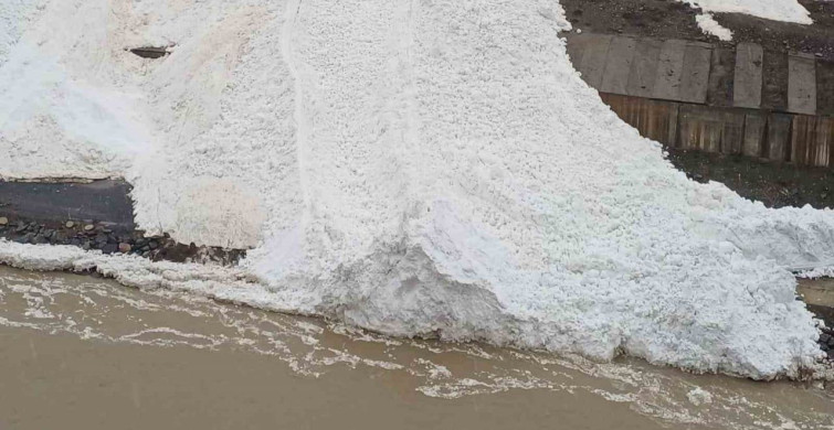 Hakkâri'de Çığ Felaketi: Zap Suyu’nu Kapladı