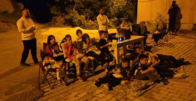 Hakkari'de dev ekranda sinema keyfi