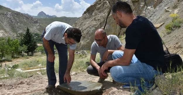 Hakkari'de Farsça ve Arapça Yazılı Mezar Taşları Bulundu