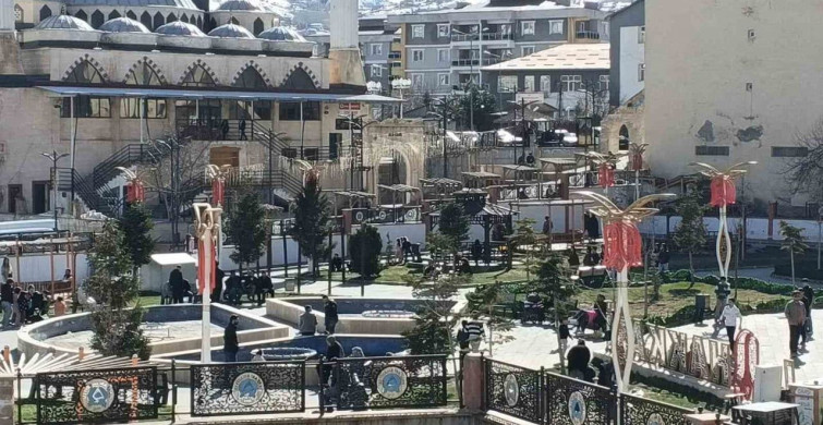 Hakkari'de Güneşli Hava Parklara Akın Ettirdi