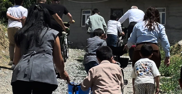 Hakkari'de ilkokul öğrencilerine bisiklet hediye edildi