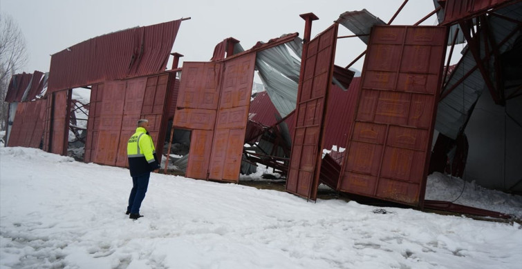 Hakkari'de Kar Sebebiyle Çatı Çöktü