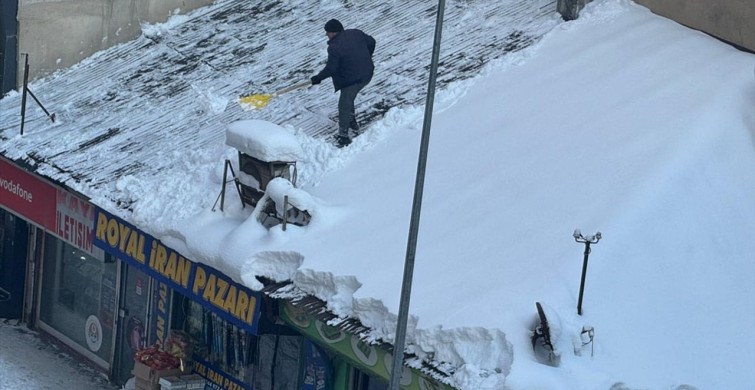 Hakkari'de Kar Temizleme Çalışmaları Devam Ediyor