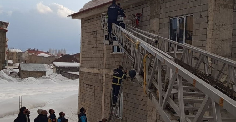 Hakkari'de Kar Temizlerken Çatıda Asılı Kaldı