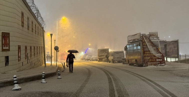 Hakkari'de Kar Yağışı 72 Yerleşimin Ulaşımını Kesintiye Uğrattı