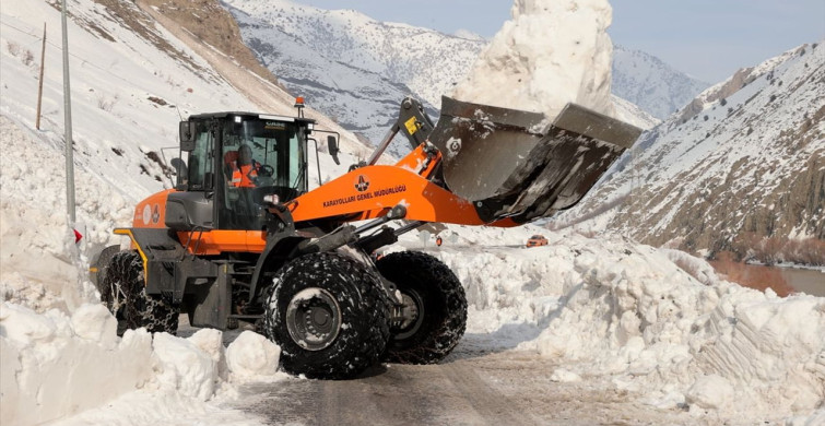 Hakkari’de Karayolları Ekiplerinden Çığ ile Mücadele