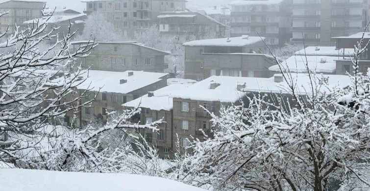 Hakkari'de Karla Karışık Yağmur Etkisini Gösteriyor