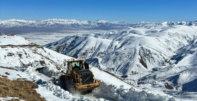 Hakkari'de Karla Mücadele: 22 Üs Bölgesinin 18 Yolu Açıldı