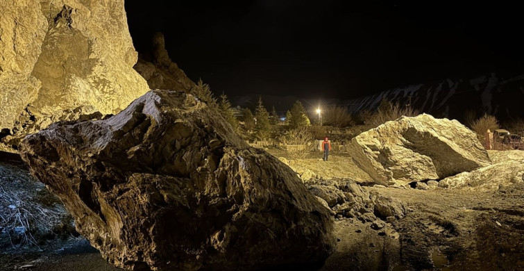 Hakkari'de Kaya Parçaları Yolu Kapattı
