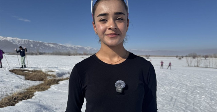 Hakkari'de Kayakçılar Karlı Arazide Hazırlık Yapıyor