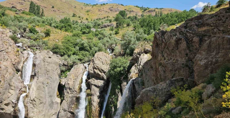 Hakkari'de marînüs şelalesi doğaseverleri büyülüyor