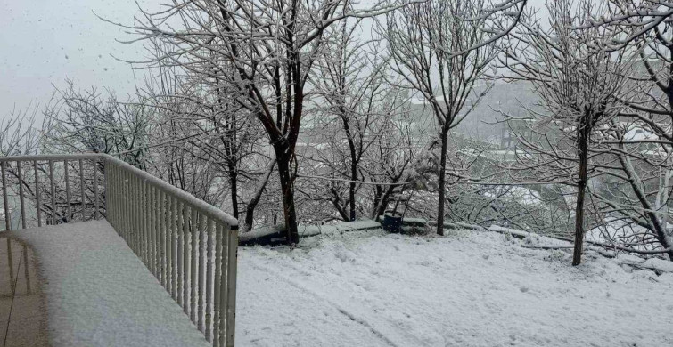 Hakkari'de Nisan Ayında Kar Yağışı
