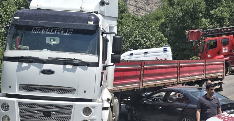 Hakkâri'de otomobil tıra çarptı: 1 yaralı