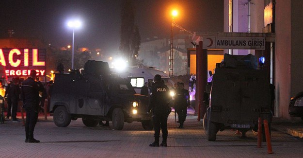 Hakkari'de PKK'nın Döşediği Patlayıcı Sivil Araç Geçerken Patladı 