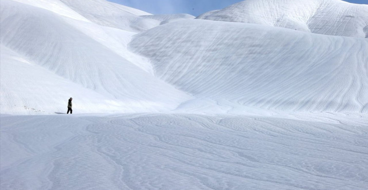 Hakkari'de Rüzgarla Oluşan Kar Dalgaları Doğaseverleri Büyülüyor