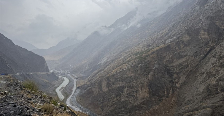 Hakkari'de Sağanak Yağış Yolları Etkiledi