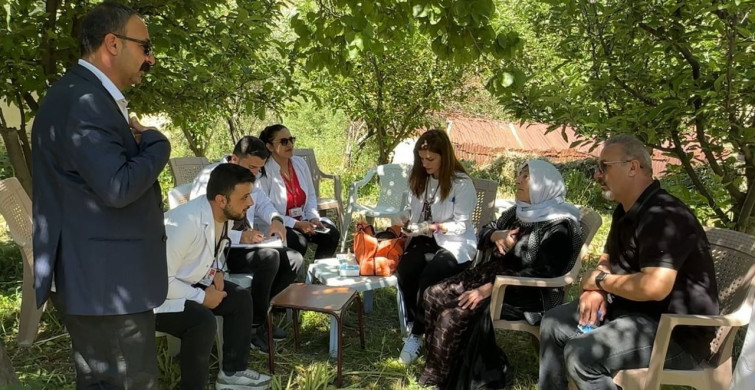 Hakkari'de sağlık ekipleri, sıcak hava ve sarp arazide hizmet götürüyor