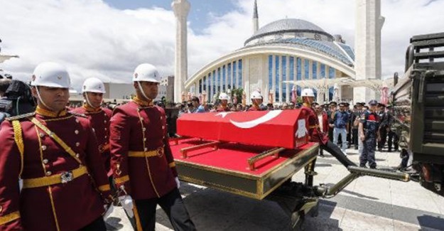 Hakkari'de Şehit Olan Astsubay Tokur Ankara'da Toprağa Verildi