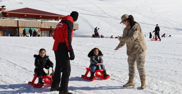 Hakkari'de Şehit ve Gazi Aileleri İçin Kayak Etkinliği Düzenlendi