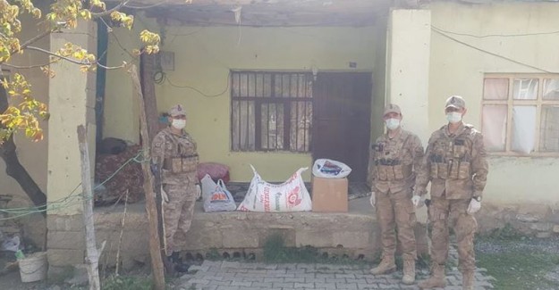 Hakkari'de Sokağa Çıkamayan Vatandaşa Jandarma Yardımı