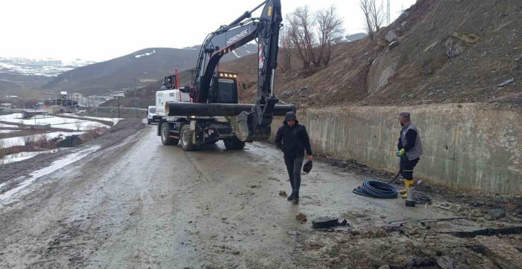 Hakkari'de Toprak Kayması Su Hattını Vurdu