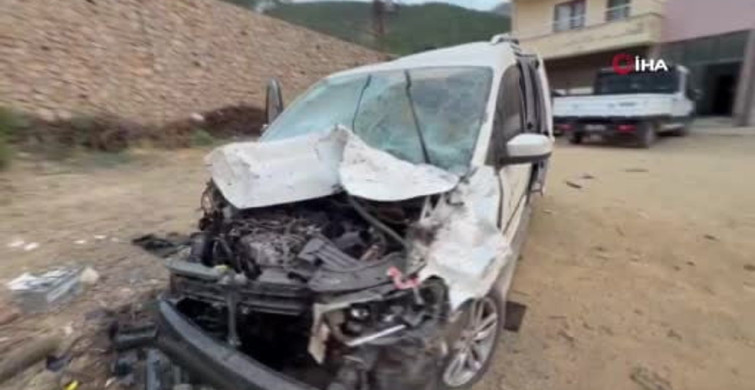 Hakkari’de trafik kazası: 3 kişi yaralandı
