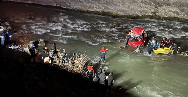 Hakkari'de Uçurumdan Düşen Araçta Yaralı Sürücü Kurtarıldı