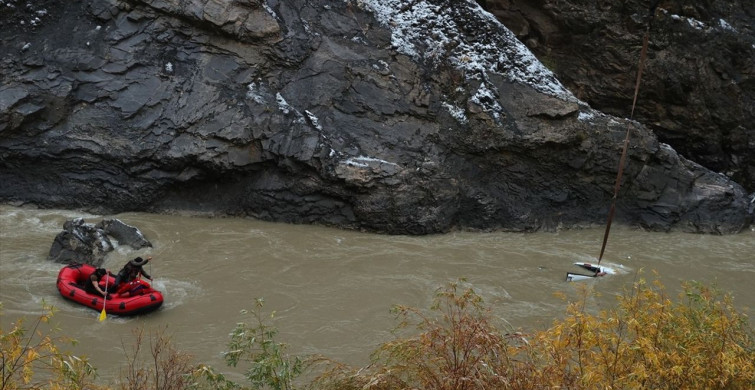 Hakkari'de Uçurumdan Düşen Pikaptaki 4 Kişi Kurtarıldı