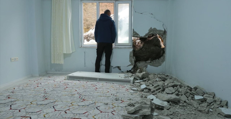 Hakkari'de Yamaçtan Düşen Kaya Parçası Bir Evde Hasara Yol Açtı