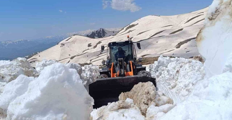Hakkari’de Yaz Ortasında Karla Mücadele Çalışmaları