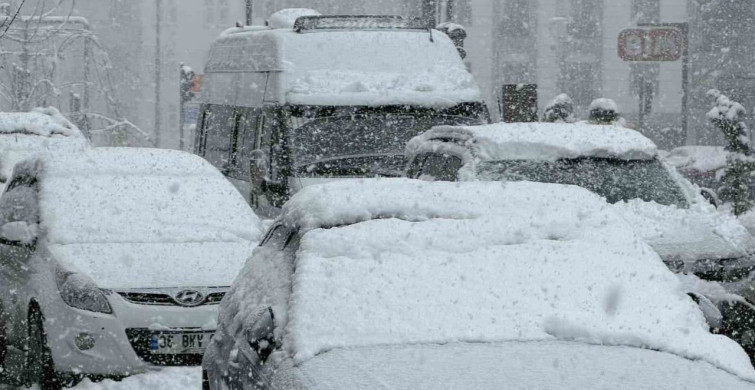 Hakkari'de Yoğun Kar Yağışı 60 Yerleşim Yerinin Yolunu Kapatmıştır