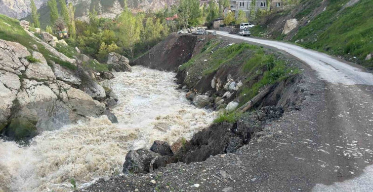 Hakkari'de Yol Çökmesi İle İlgili Endişeler Artıyor