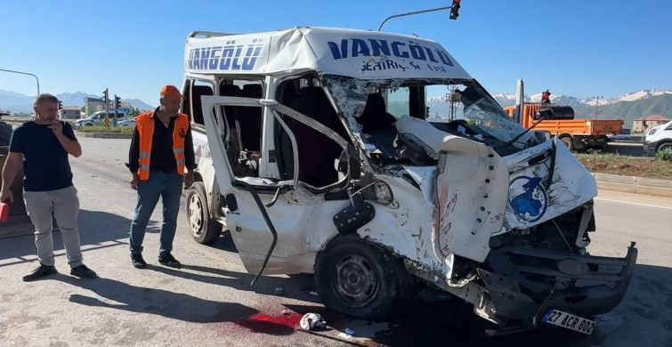 Hakkari'de yolcu minibüsü ile kamyonun çarpıştığı kazada ölü sayısı 3'e yükseldi