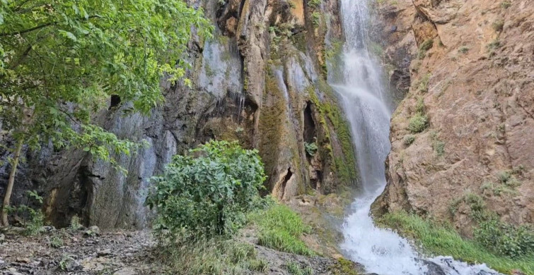 Hakkâri'deki Ava Ore şelalesi her mevsim ziyaretçileri mest ediyor