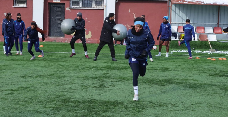 Hakkarigücü Kadın Futbol Takımı'nın Afrikalı Oyuncuları Soğuk Havaya Alışıyor